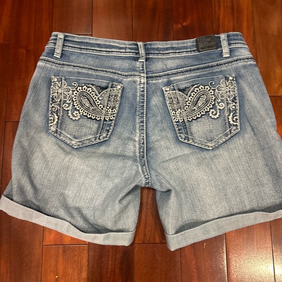 Love Nation Pants - Love X Nation Women’s Size 10 Denim Short Embroidered Pockets.